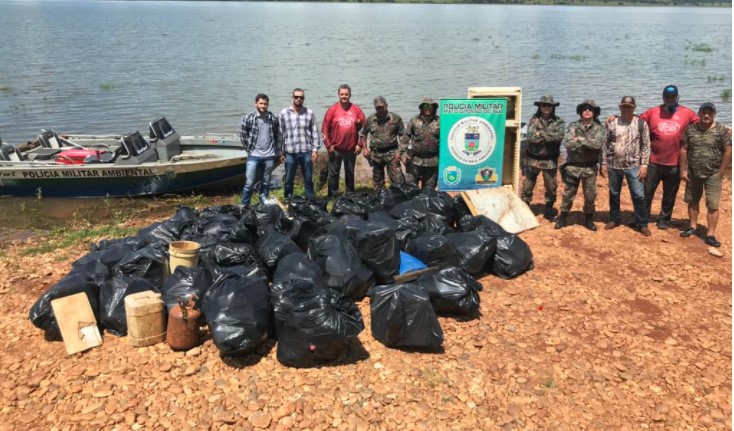 PMA de Aparecida do Taboado, Secretaria do Ambiente de Paranaíba, pescadores e voluntários limpam o rio Santana e retiram 700 kg de lixo em comemoração ao Dia da Água