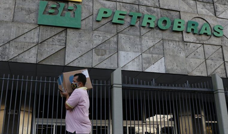 Petrobras justifica lucro diz que reajuste foi para evitar desabastecimento