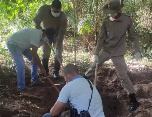 Um é preso e 2 são procurados por assassinato de homem encontrado em cova rasa