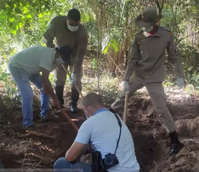 Um é preso e 2 são procurados por assassinato de homem encontrado em cova rasa