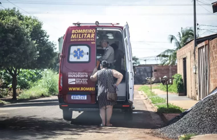 Muro cai em cima de criança de 7 anos que brincava em quintal em Campo Grande