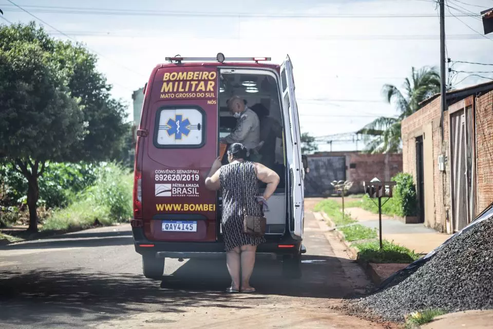 Muro cai em cima de criança de 7 anos que brincava em quintal em Campo Grande