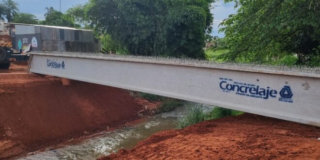 Começou a implantação das vigas de concreto sobre o Córrego do Cedro em Cassilândia-MS