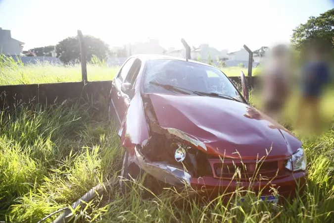 Motorista dorme ao volante, bate carro e arranca árvore na Três Barras após sair de lanchonete