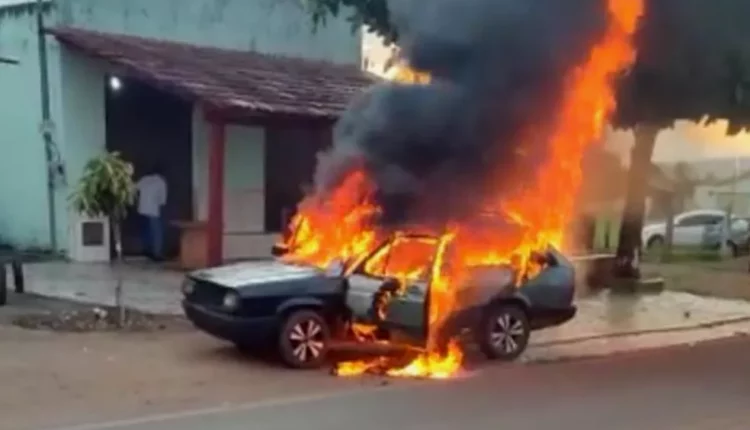 Mulher morre e homem fica ferido após carro pegar fogo em GO