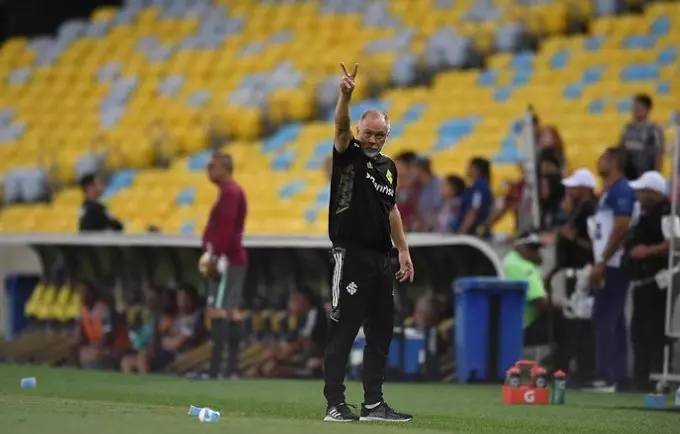 Na estreia de Mano Menezes, o Internacional vence o Fluminense no Maracanã