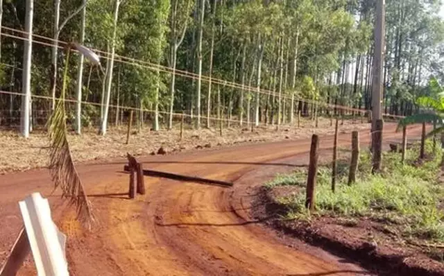 Motorista perde controle, carro capota e jovem morre ao ser lançado para fora