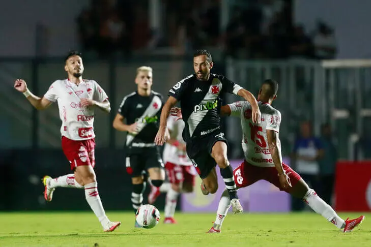 Vasco apenas empata com Vila Nova e deixa campo vaiado na estreia da Série B