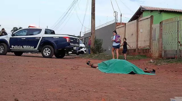 Mulher sente palpitação, pede ajuda, mas não resiste e morre no meio da rua