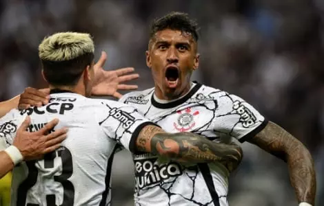 Corinthians supera Fortaleza com gol contra e assume liderança provisória