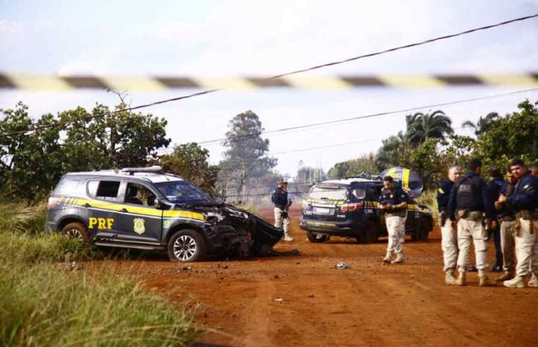 Acidente entre viaturas da PRF tem tombamento e princípio de incêndio durante perseguição