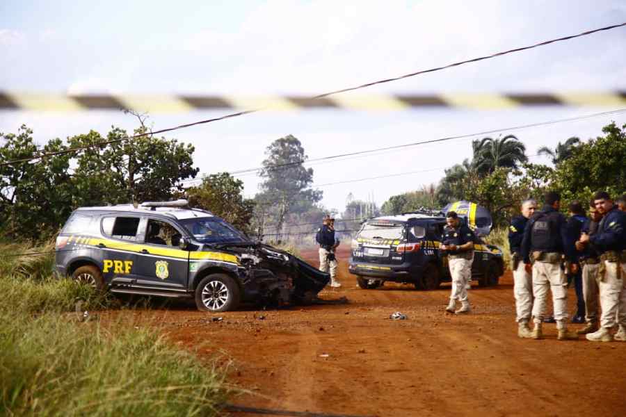 Acidente entre viaturas da PRF tem tombamento e princípio de incêndio durante perseguição