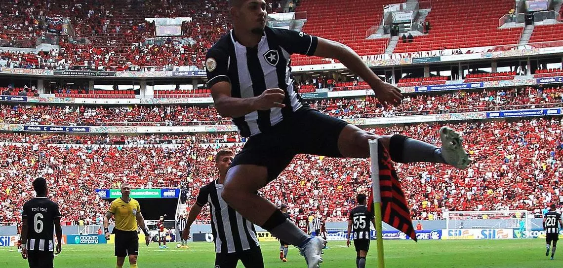 Botafogo vence Flamengo, quebra tabu e sobe na tabela do Brasileiro