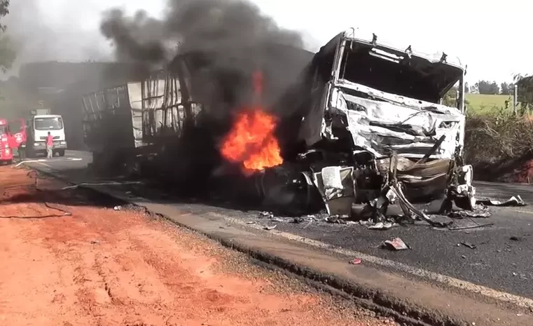 Carreta pega fogo e fica destruída após acidente envolvendo três veículos na BR-163