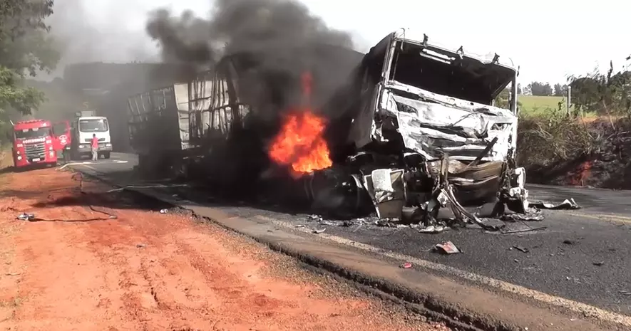 Carreta pega fogo e fica destruída após acidente envolvendo três veículos na BR-163