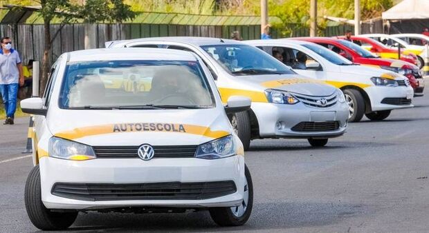 Aulas em autoescolas para tirar a CNH podem deixar de ser obrigatórias