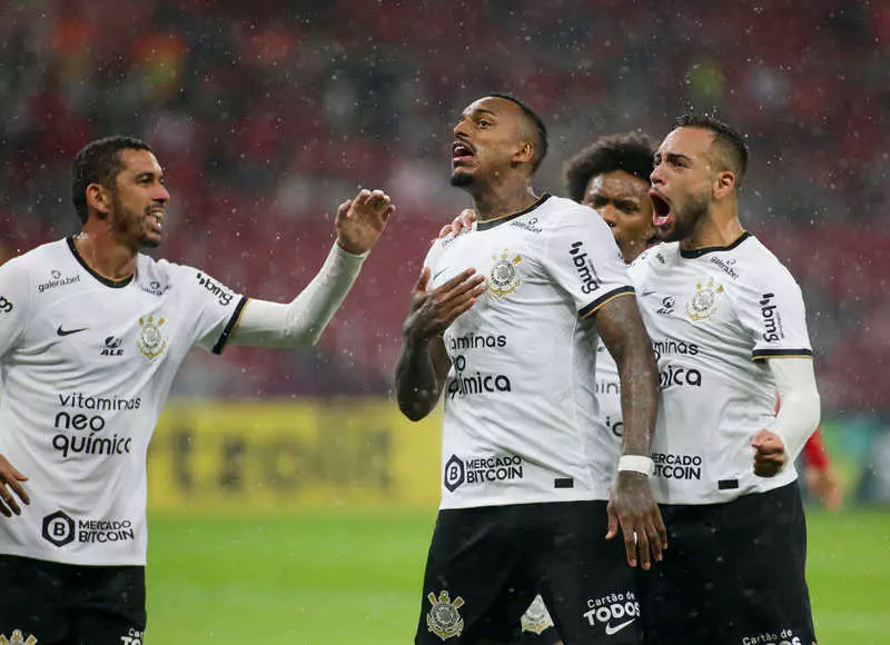 Corinthians: Rafael Ramos é preso por injúria racial contra Edenilson e liberado após fiança