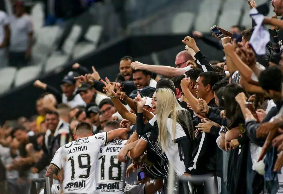 Corinthians faz dois no 1º tempo, vence Portugeusa-RJ e vai às oitavas de final