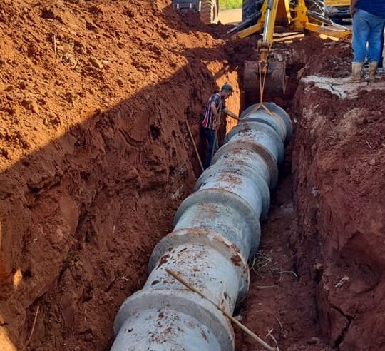 Secretaria de obras inicia a execução de drenagem das águas pluviais na cabeceira da ponte nova de concreto que está sendo executada no córrego do cedro