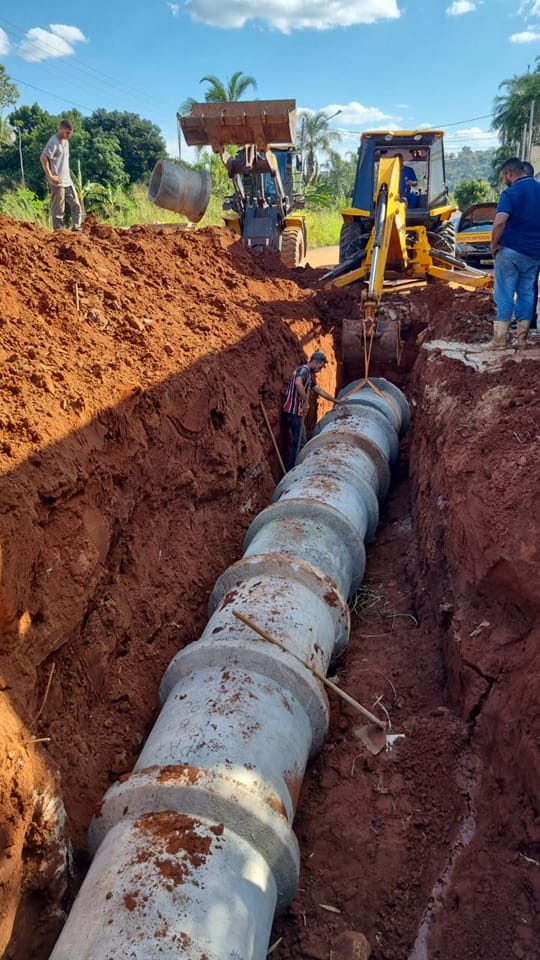 Secretaria de obras inicia a execução de drenagem das águas pluviais na cabeceira da ponte nova de concreto que está sendo executada no córrego do cedro