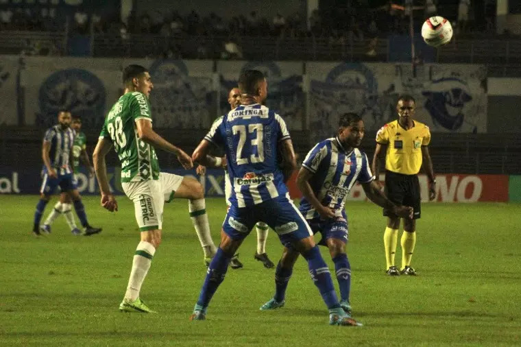 Chapecoense busca empate com CSA no fim pela Série B graças a auxílio do VAR