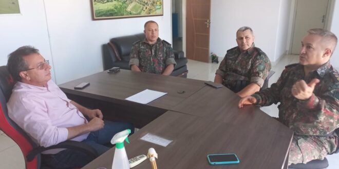 REUNIÃO ENTRE POLICIA MILITAR AMBIENTAL E PREFEITO VALDECY COSTA PARA TRATAR DE PARCERIA