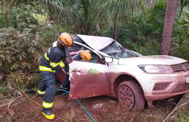 Pai e filha morreram em colisão frontal entre carro e bitrem