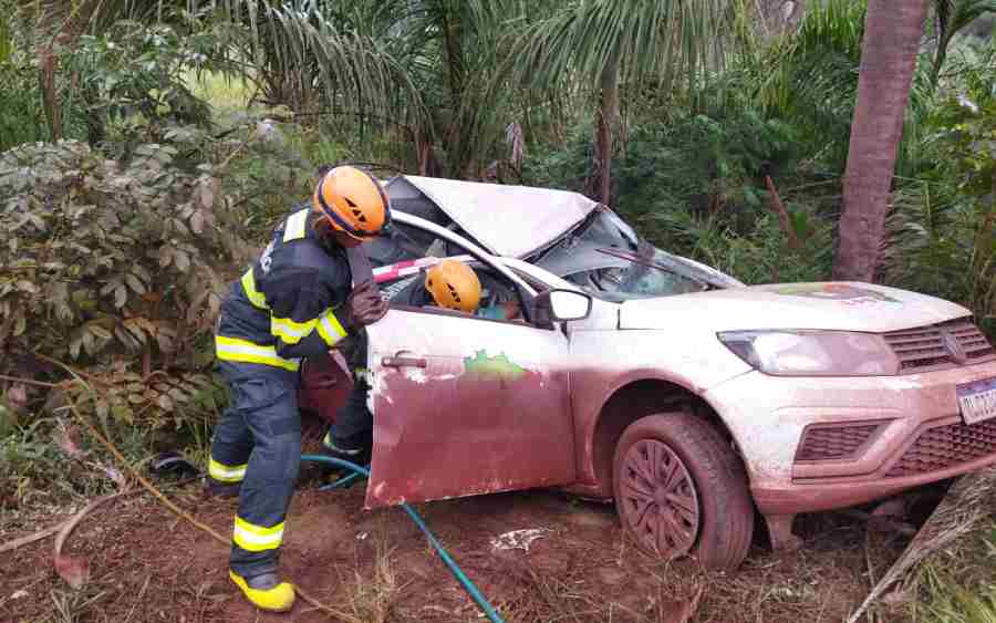 Pai e filha morreram em colisão frontal entre carro e bitrem