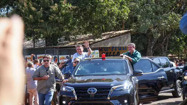 Presidente Bolsonaro desfila em carro aberto pelas ruas da Capital