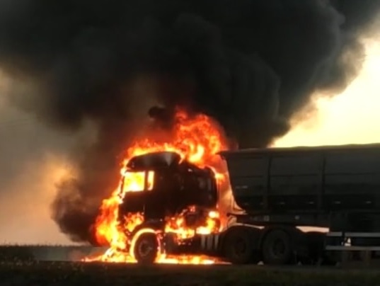 Vídeo: Carreta pega fogo na BR 060 em Paraíso das Águas