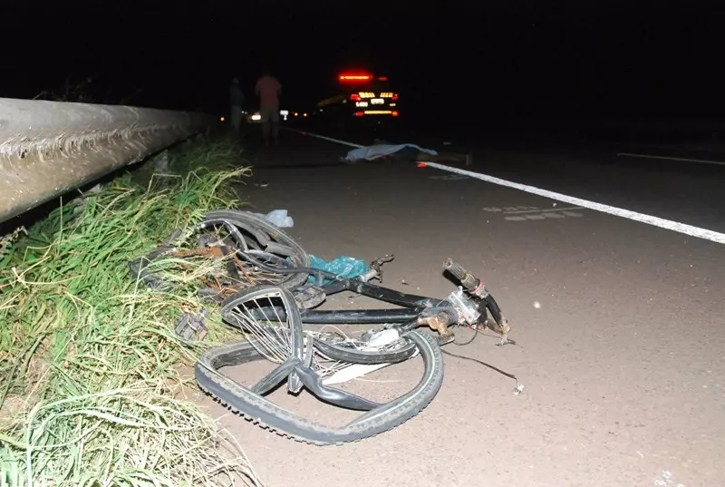 Ciclista morre atropelado por caminhão boiadeiro na MS-352