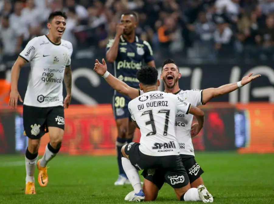 Corinthians desencanta em clássicos, goleia o Santos e fica perto das quartas