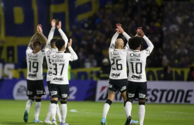 Corinthians leva sufoco, mas vence Atlético-GO e dorme líder do Brasileirão