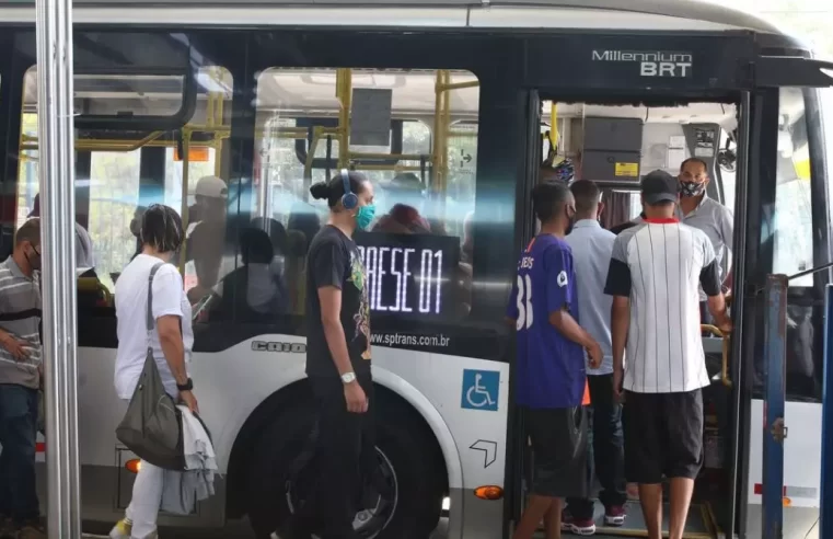 Gasolina mais cara faz pessoas trocarem carro por ônibus, prova estudo