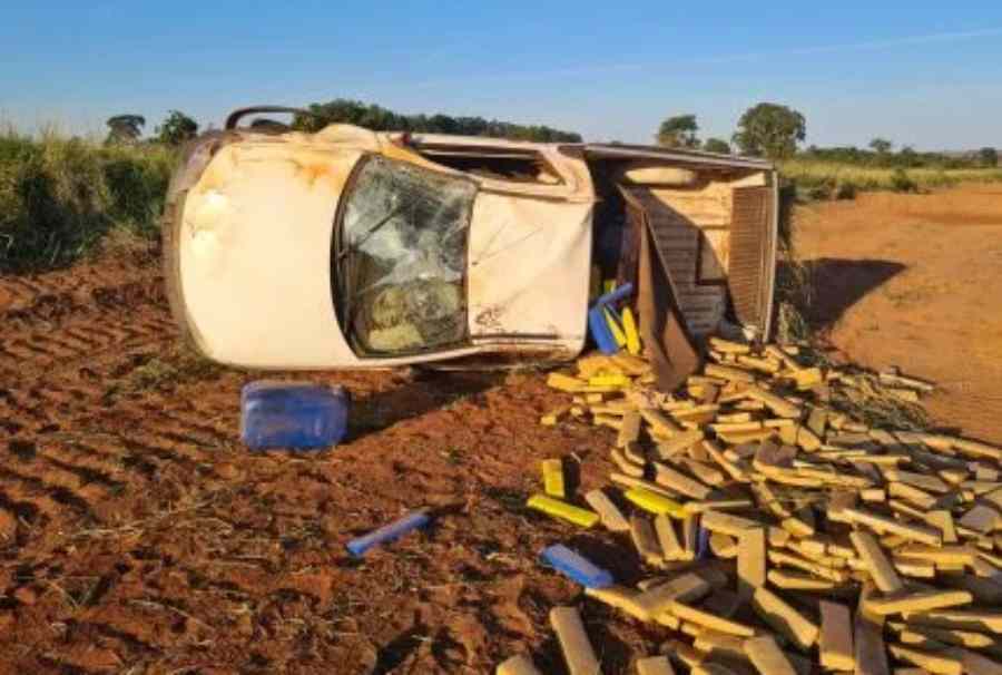 Após capotar picape com 1 tonelada de maconha, suspeito é preso em casa em Campo Grande