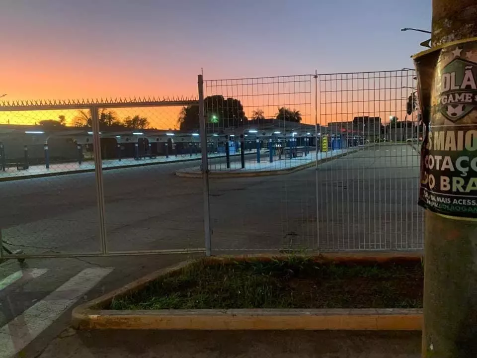 Terminais amanhecem fechados em Campo Grande e surpreendem passageiros de ônibus