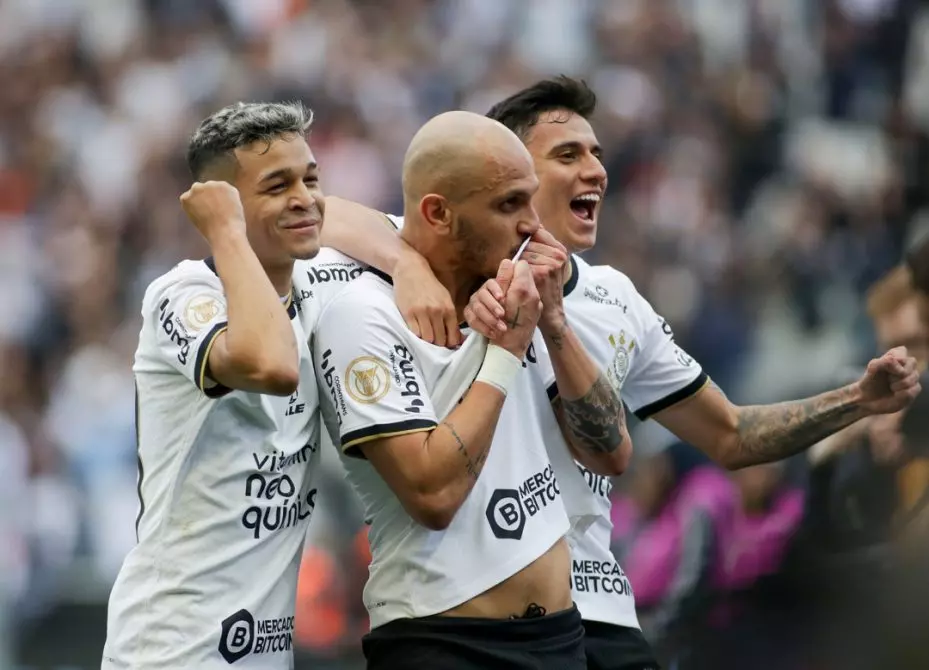 Com 2 gols em 7min, Corinthians vence Atlético-MG de virada e é vice-líder