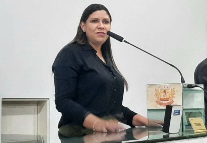 Vereadora Fernanda Messias solicita recapeamento no Minas Gerais