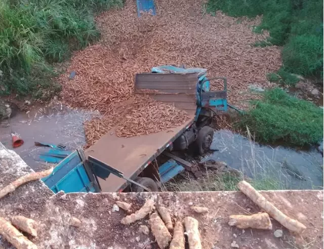 Morre motorista de caminhão que caiu em ponte, um dia após completar 47 anos