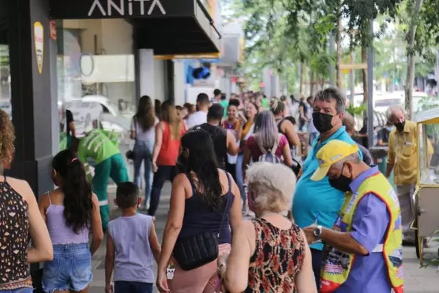 Brasil registra quase 76 mil casos e 297 mortes pela covid nas últimas 24 horas