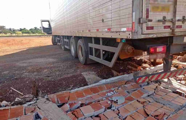 Com motorista embriagado, caminhão derruba muro de estacionamento