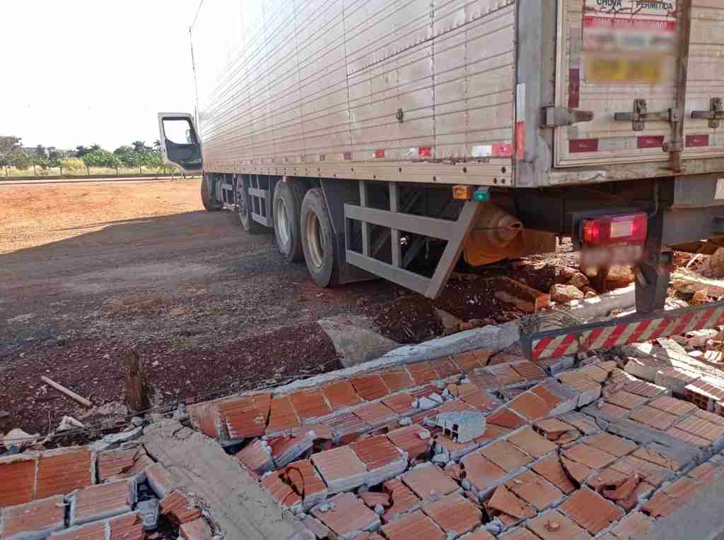 Com motorista embriagado, caminhão derruba muro de estacionamento