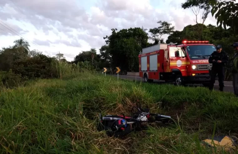 Motociclista é socorrido às margens de rodovia após bater em placa de sinalização