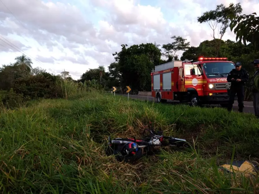 Motociclista é socorrido às margens de rodovia após bater em placa de sinalização