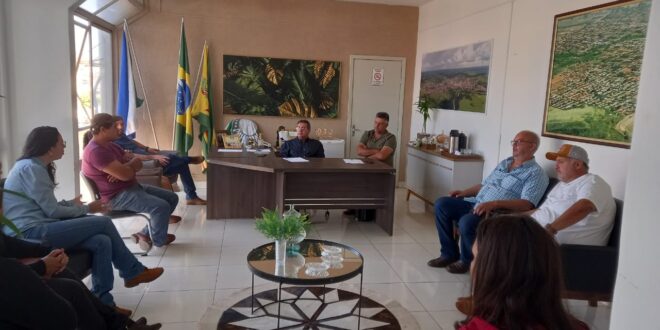 O PREFEITO MUNICIPAL VALDECY COSTA ESTEVE EM REUNIÃO COM REPRESENTANTES DA “FAZENDINHA”