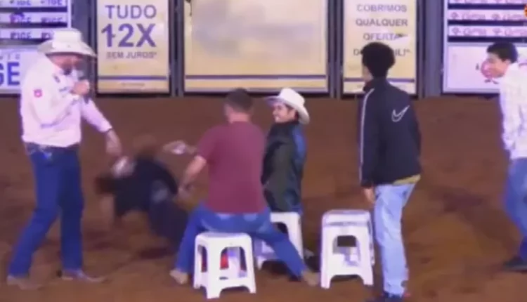 Comediante é agredido com tapas durante apresentação em rodeio em GO vídeo