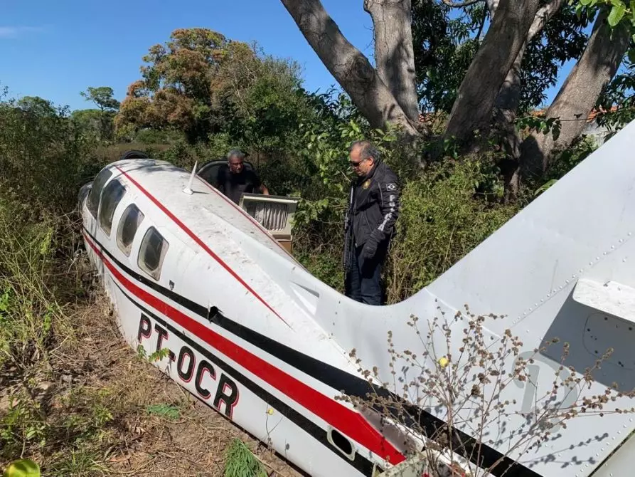 VÍDEO: avião avaliado em mais de R$ 1 milhão usado para narcotráfico é encontrado escondido em mata