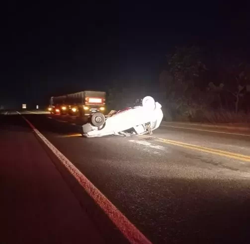 Motorista atropela anta e capota carro na BR-163; rapaz teve couro cabeludo arrancado