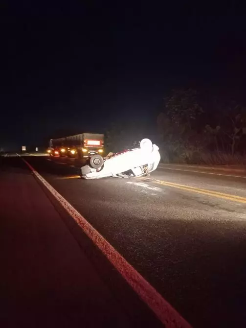 Motorista atropela anta e capota carro na BR-163; rapaz teve couro cabeludo arrancado