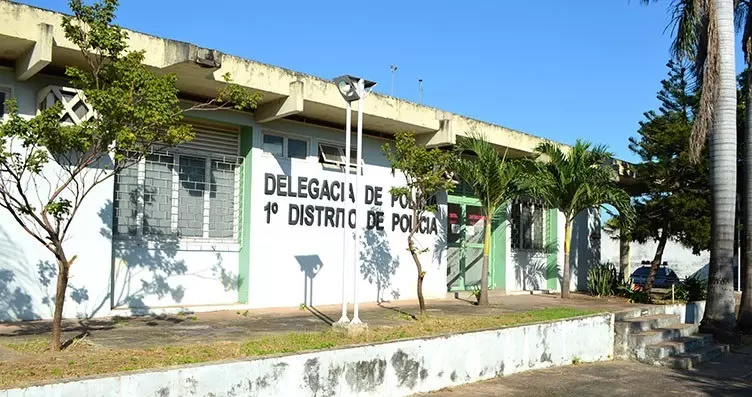 Ao deixar namorada em casa, rapaz é esfaqueado 3 vezes por desconhecido